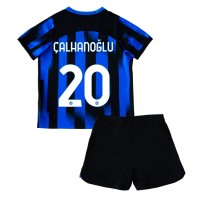 Camisa de Futebol Inter Milan Hakan Calhanoglu #20 Equipamento Principal Infantil 2023-24 Manga Curta (+ Calças curtas)